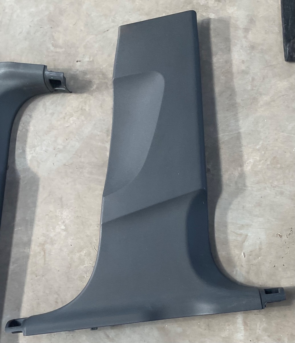 Q3 RIGHT INNER LOWER B PILLAR TRIM