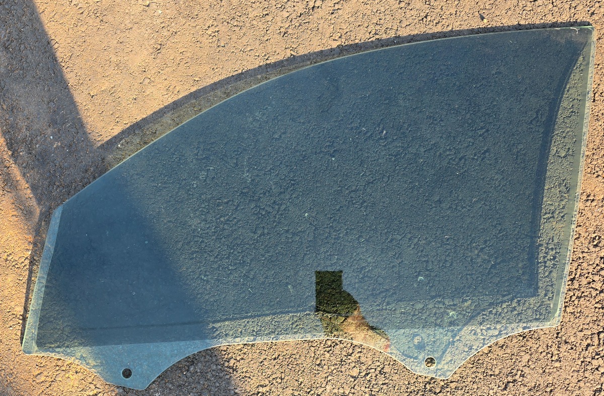 Q3 LEFT FRONT DOOR GLASS