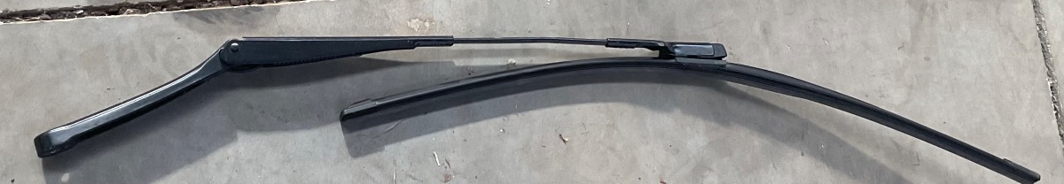Q3 LEFT FRONT WIPER ARM