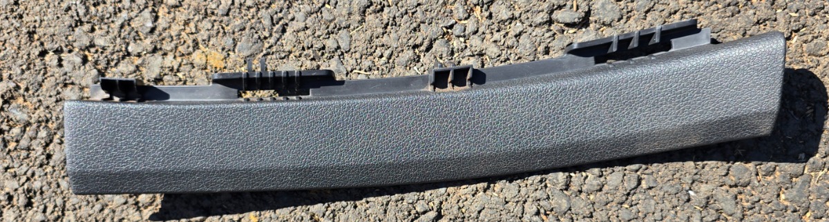 Q3 RIGHT A-PILLAR BEZEL TRIM