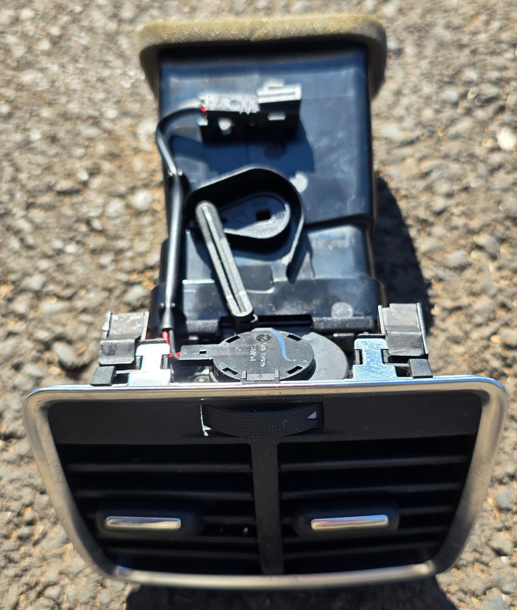 Q3 REAR CENTRE CONSOLE VENT