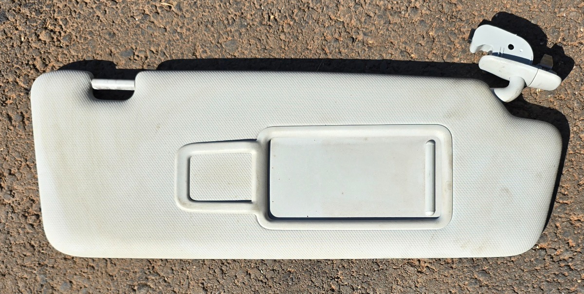 Q3 RIGHT SUNVISOR