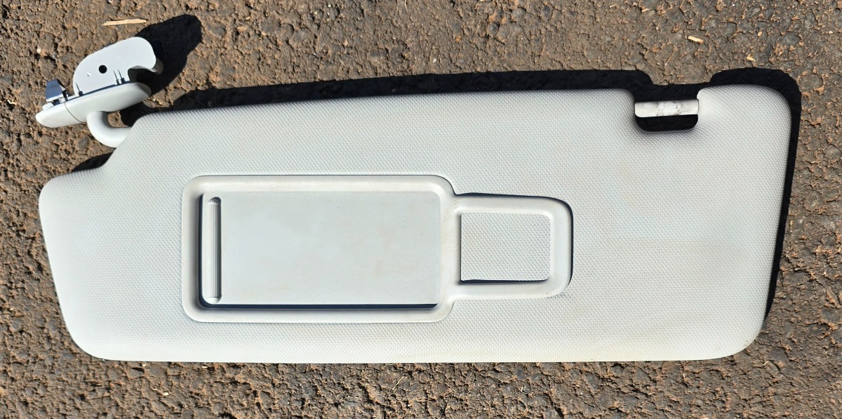 Q3 LEFT SUNVISOR