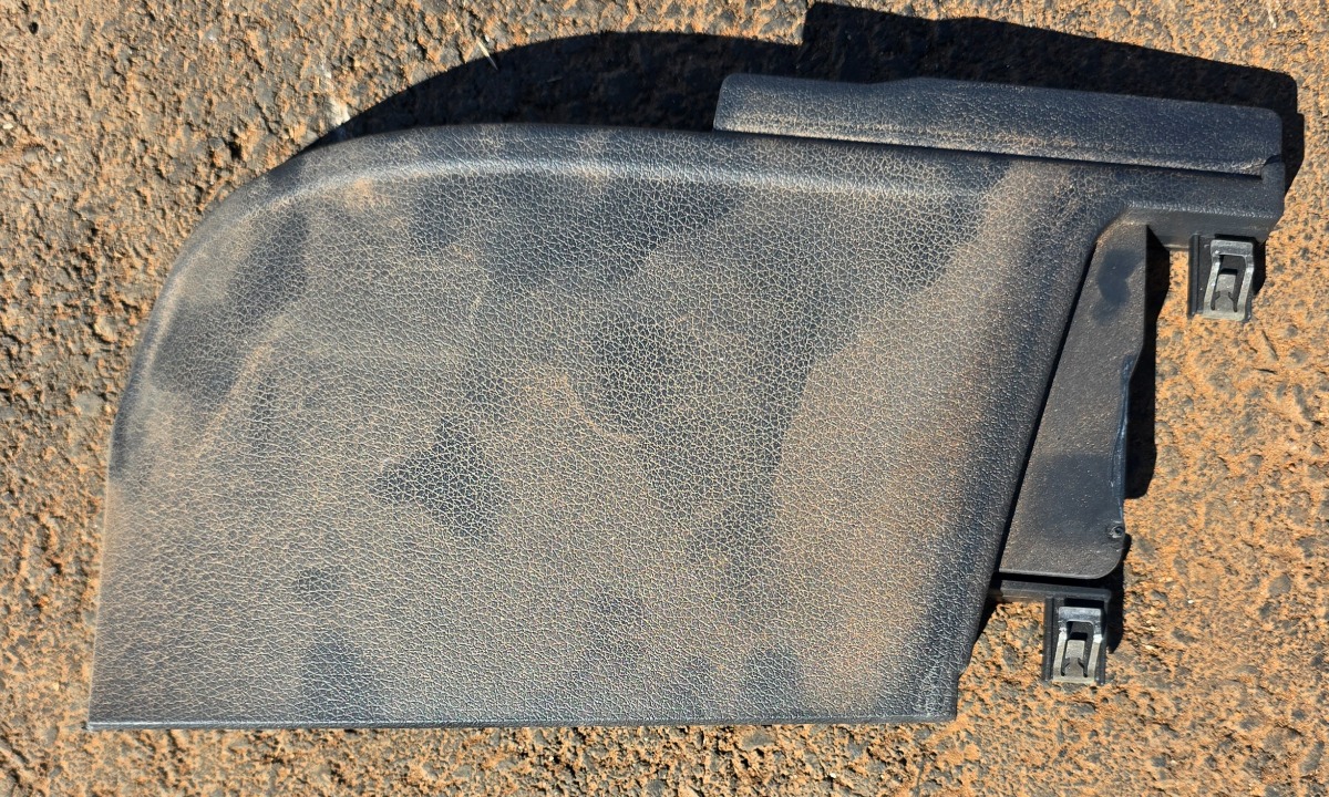 Q3 LEFT REAR D-PILLAR TRIM