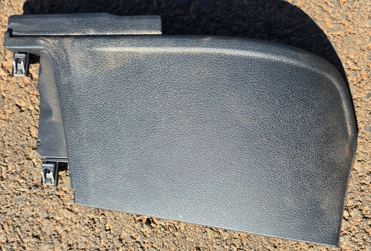 Q3 RIGHT REAR D-PILLAR TRIM