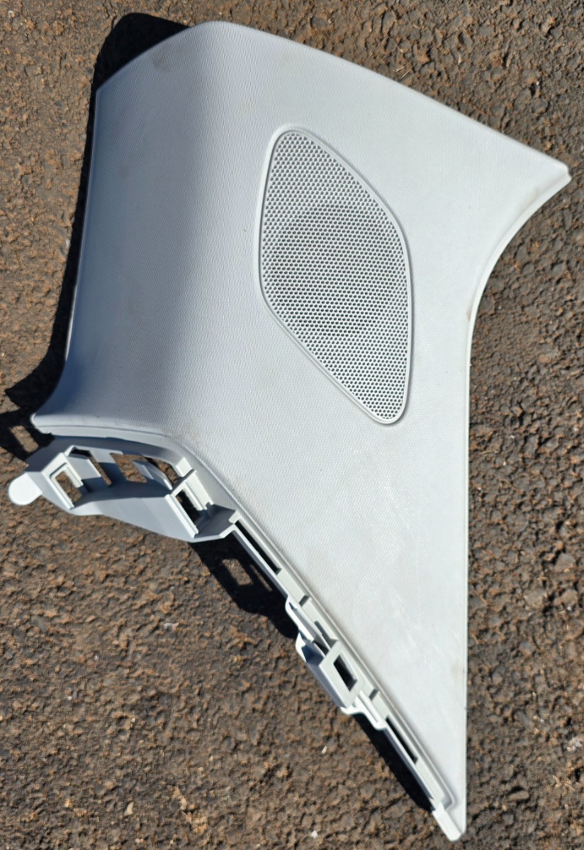 Q3 RIGHT REAR D-PILLAR COVER UPPER