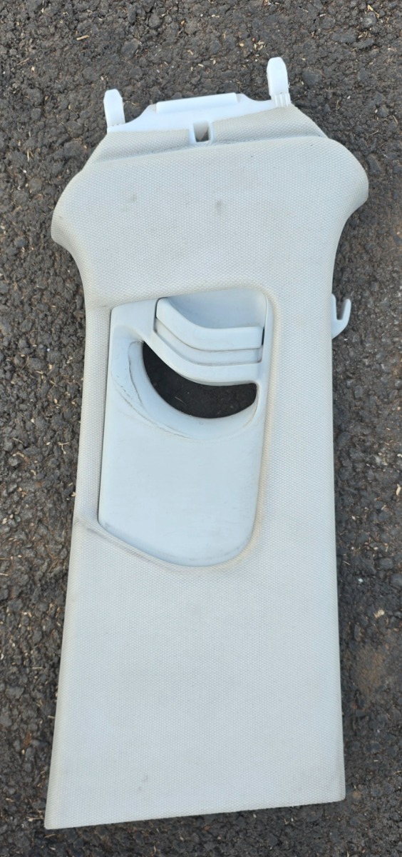 Q3 RIGHT B-PILLAR TRIM