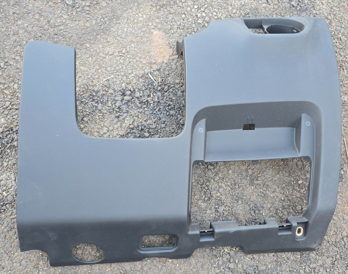 Q3 RIGHT LOWER DASH TRIM