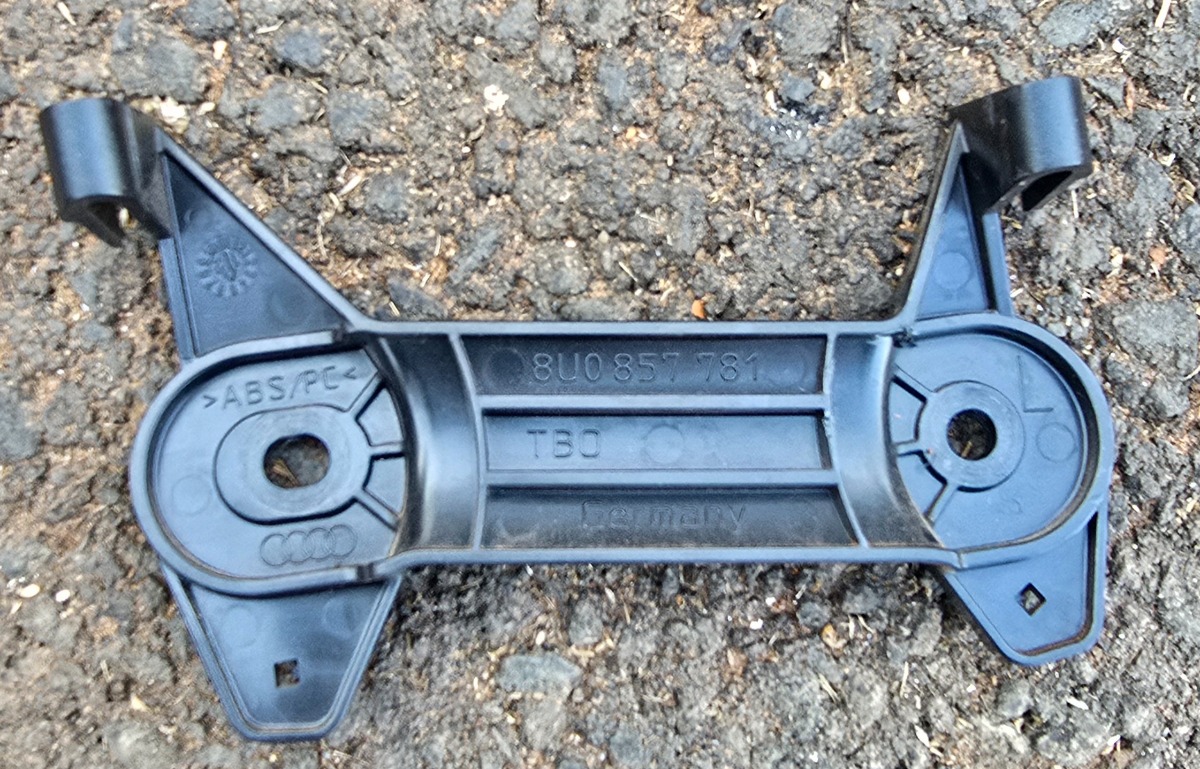 Q3 LEFT FRONT SEAT BELT GUIDE