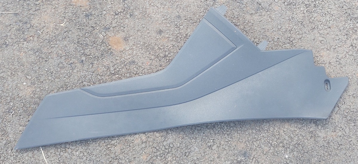TIGUAN ALLSPACE RIGHT LOWER CONSOLE TRIM