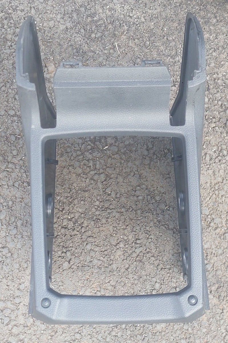 TIGUAN ALLSPACE CENTRE ARMREST LOWER BRACKET