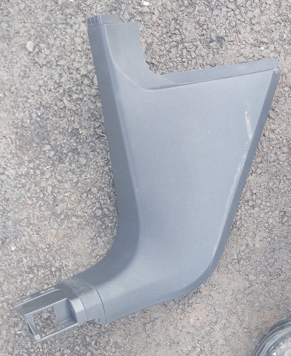 TIGUAN LEFT LOWER A PILLAR TRIM