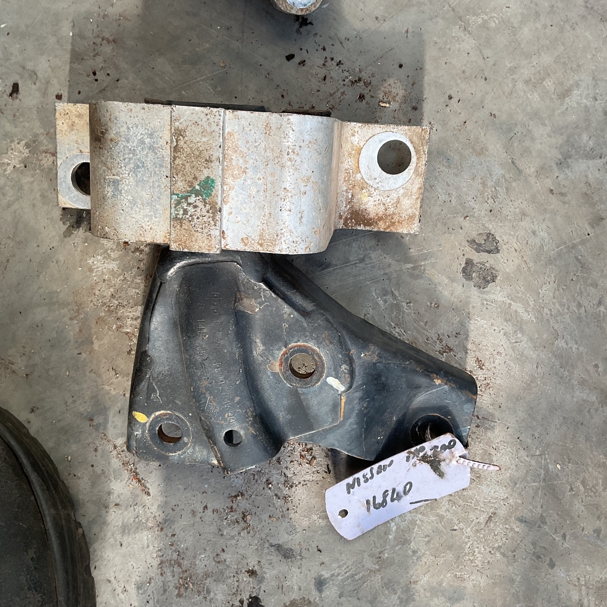 NP200 1.6 ENGINE MOUNTING