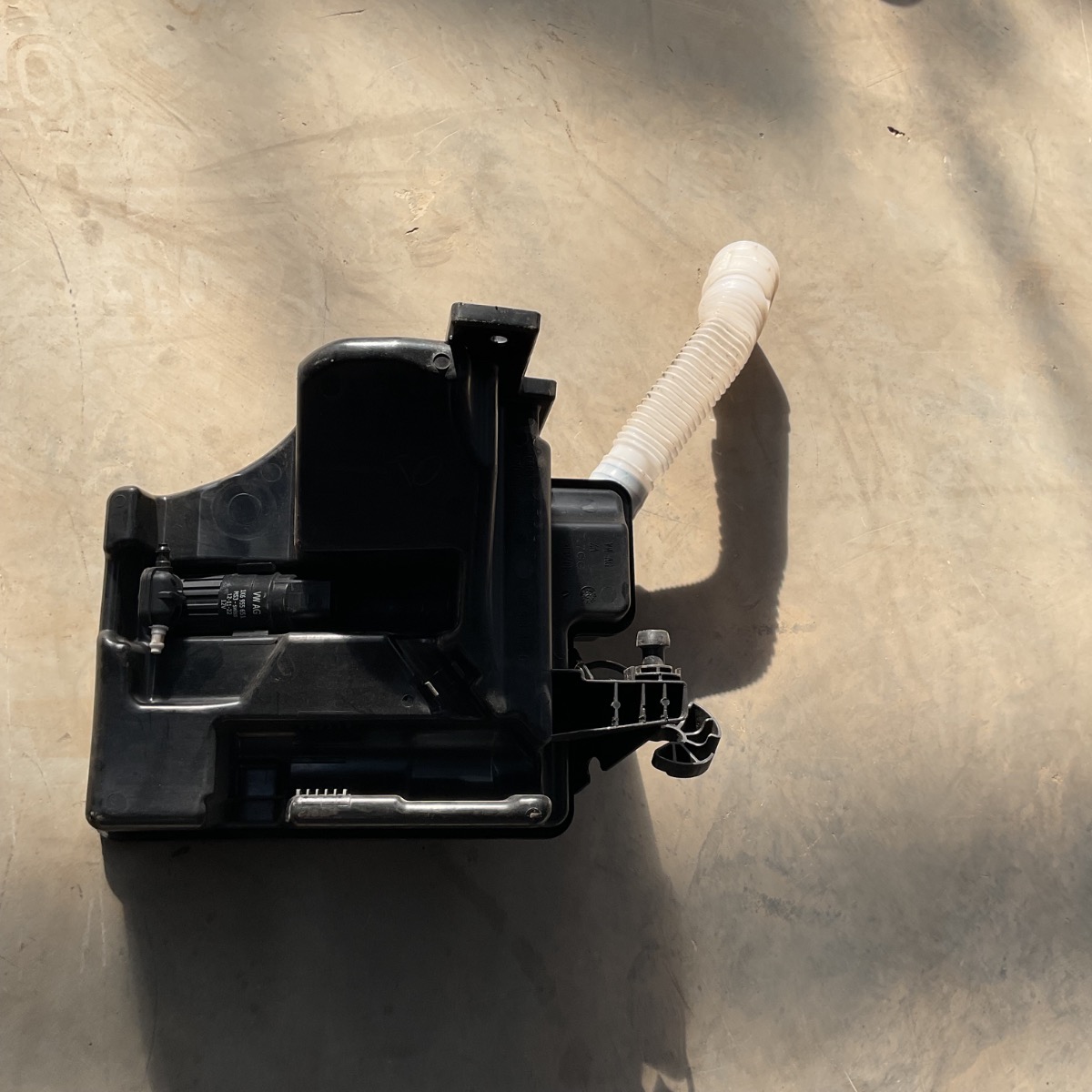 POLO VIVO WINDSCREEN WASHER BOTTLE