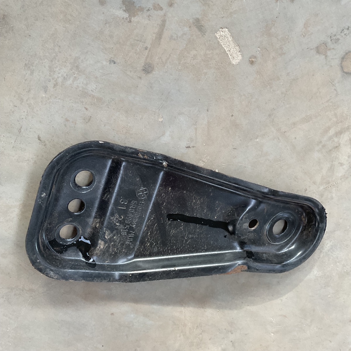 POLO VIVO SUB FRAME BRACKET RIGHT
