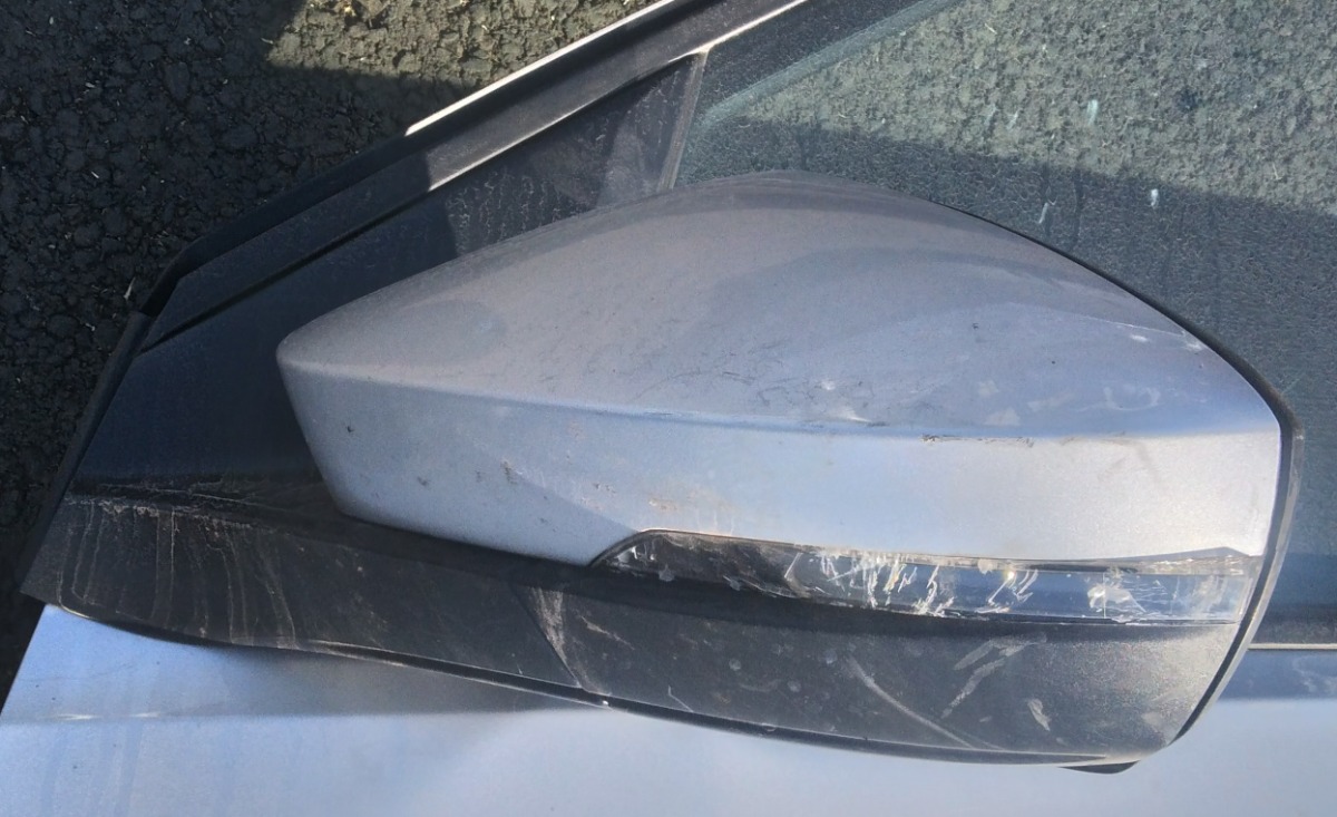 T-CROSS MIRROR SUPPORT LEFT INDICATOR LENS SCRATCHED