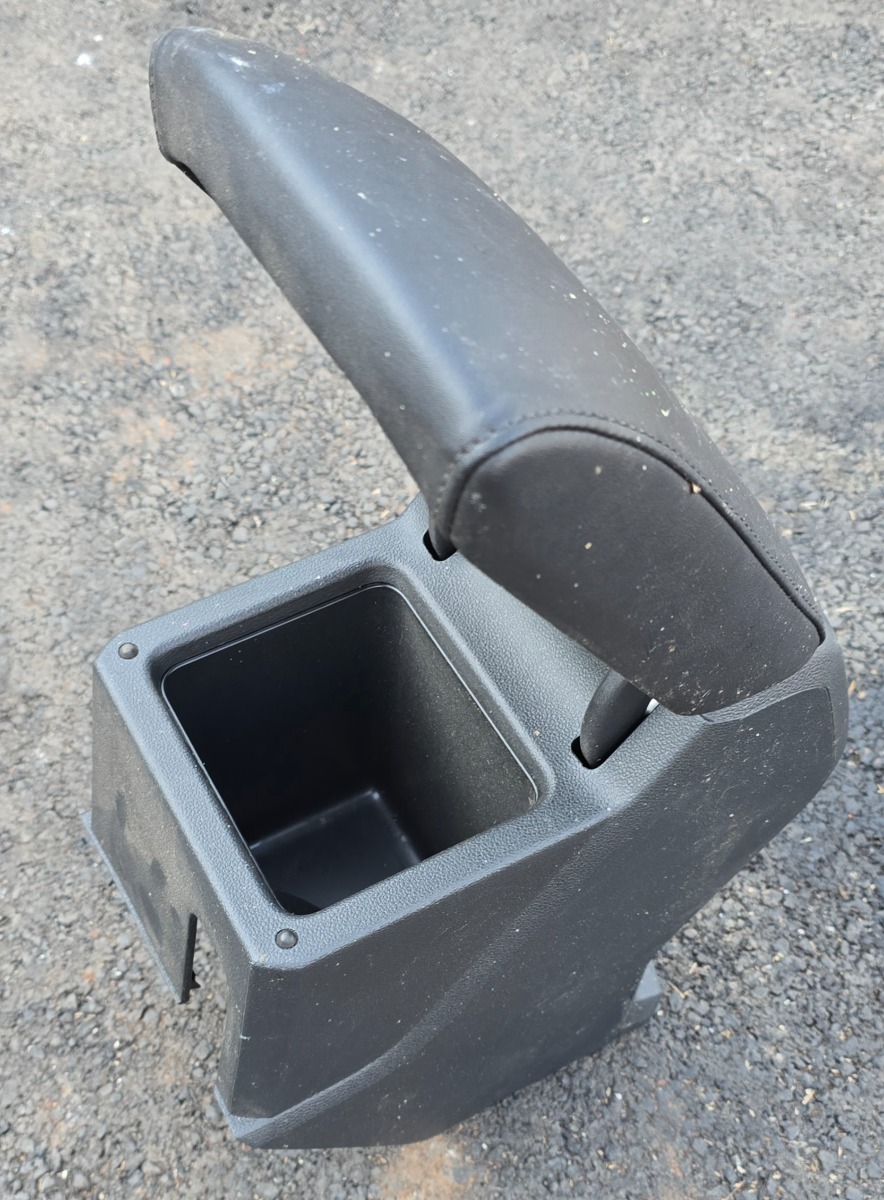T-CROSS CENTRE CONSOLE WITH ARM REST