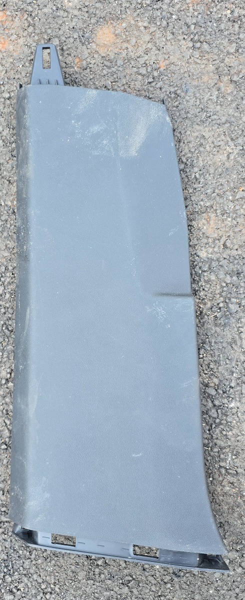 T-CROSS LEFT LOWER B-PILLAR TRIM
