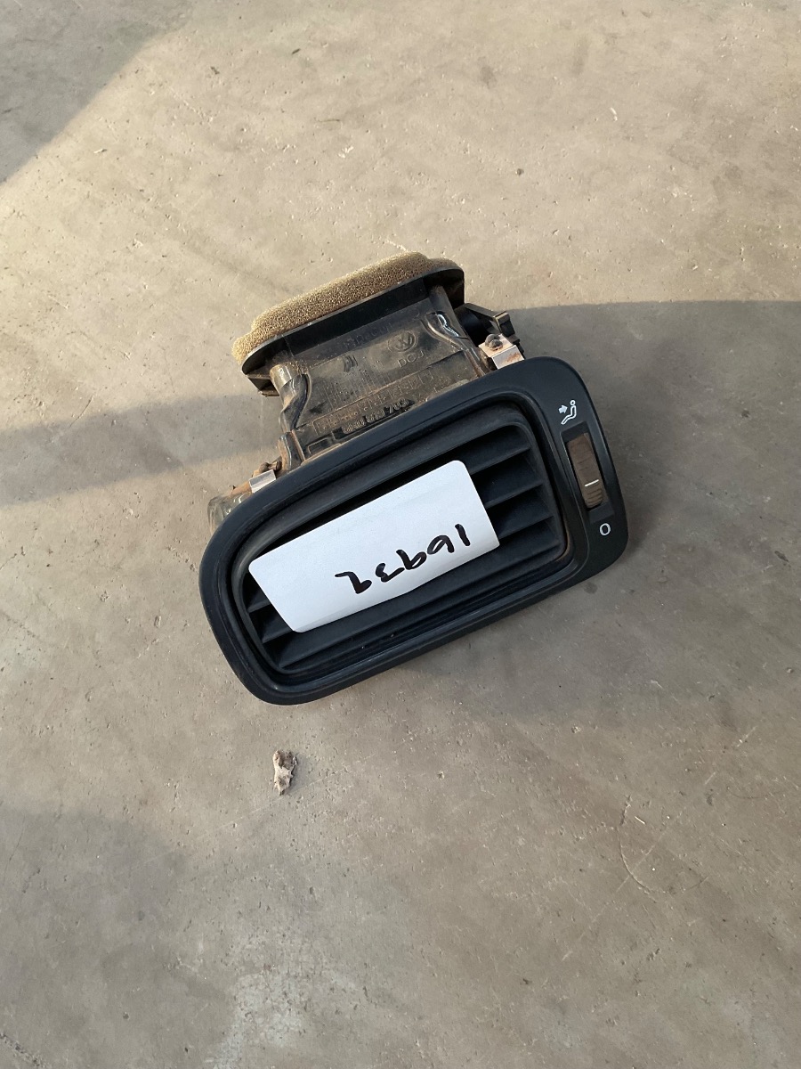 POLO 6/7 LEFT PASSANGER DASH VENT