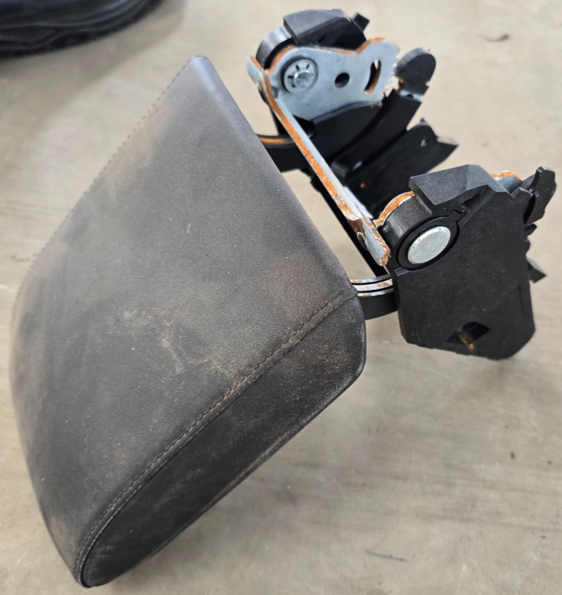 T-CROSS CENTRE CONSOLE ARM REST