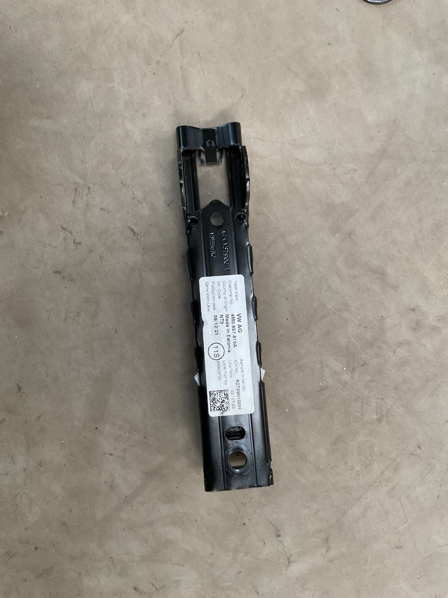 TIGUAN ALLSPACE SEATBELT AJUSTER BRACKET