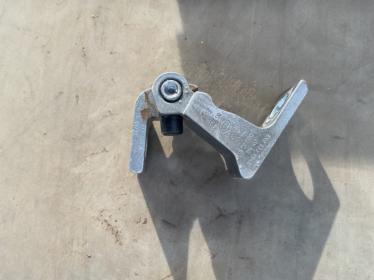 TIGUAN ALLSPACE RIGHT REAR UPPER DOOR HINGE