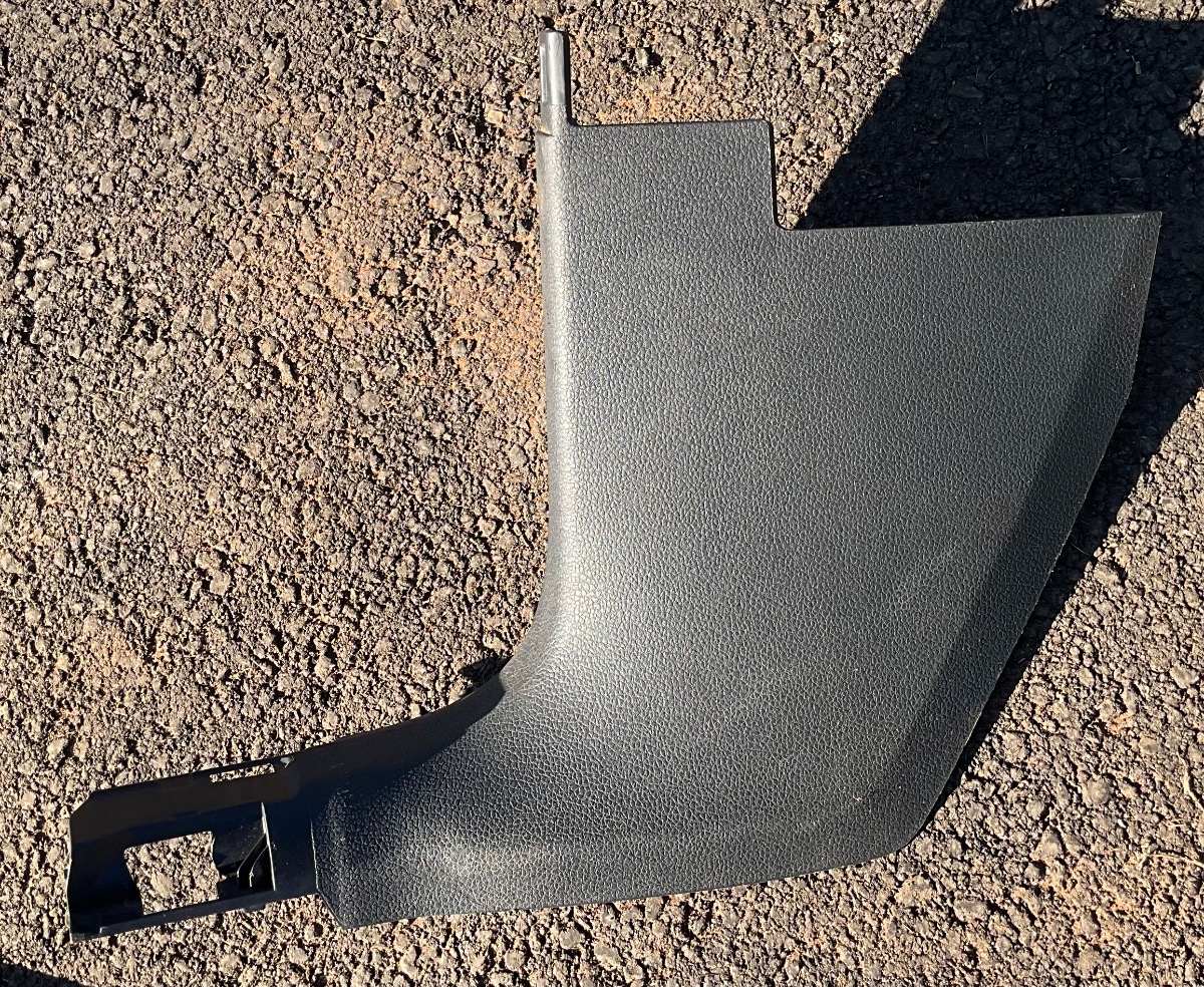 GOLF 7 LEFT FRONT KICK PANNEL TRIM
