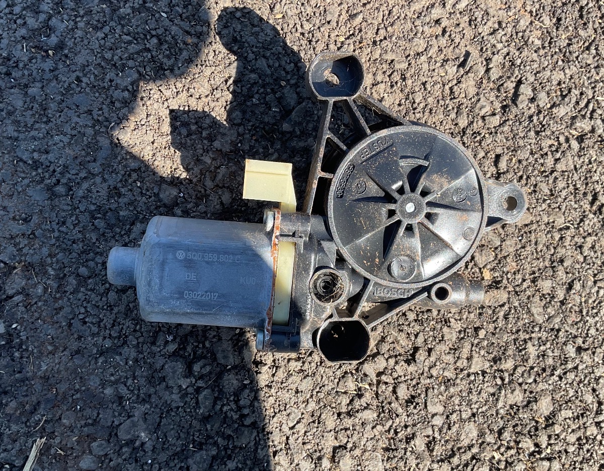 GOLF 7 RIGHT FRONT WINDOW MOTOR