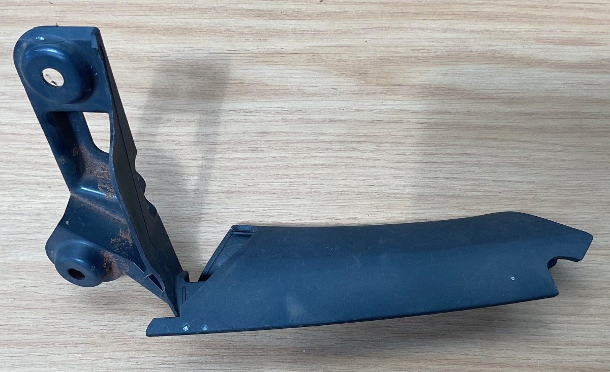 GOLF 7 RIGHT FRONT QUATER VENT INNER GLASS TRIM