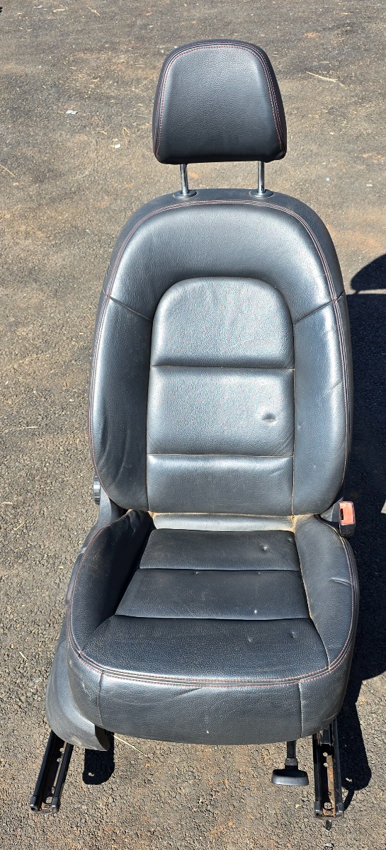 Q3 RIGHT FRONT SEAT