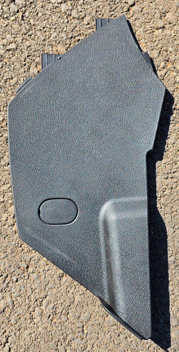 Q3 RIGHT CENTRE CONSOLE TRIM