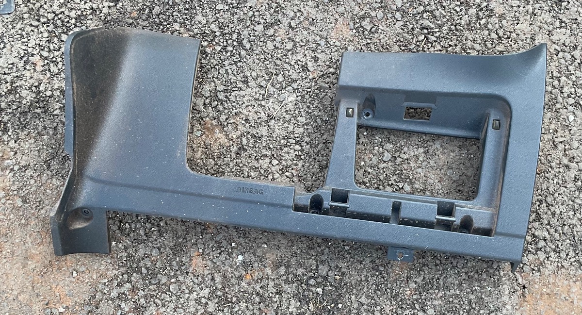 GOLF 7 RIGHT LOWER DASH TRIM