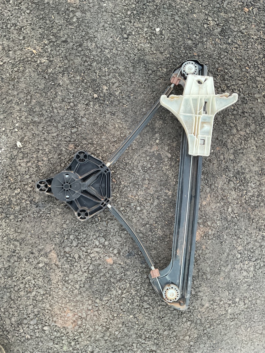 GOLF 7 LEFT REAR WINDOW MECH NO MOTOR
