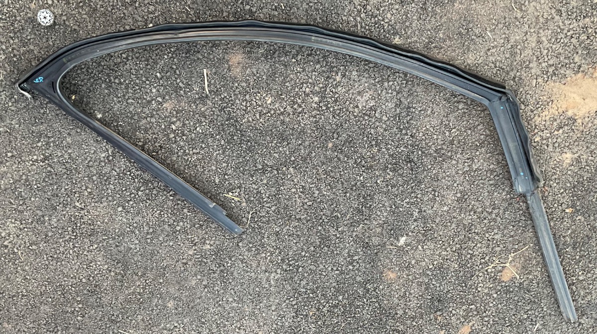 GOLF 7 LEFT FRONT GLASS RUBBER