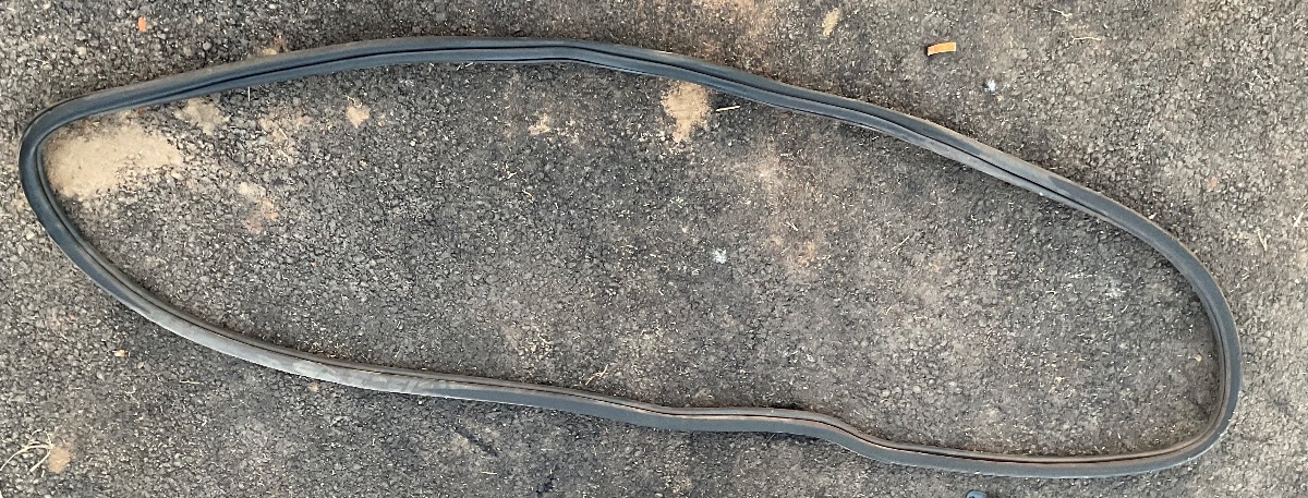 GOLF 7 LEFT FRONT DOOR RUBBER
