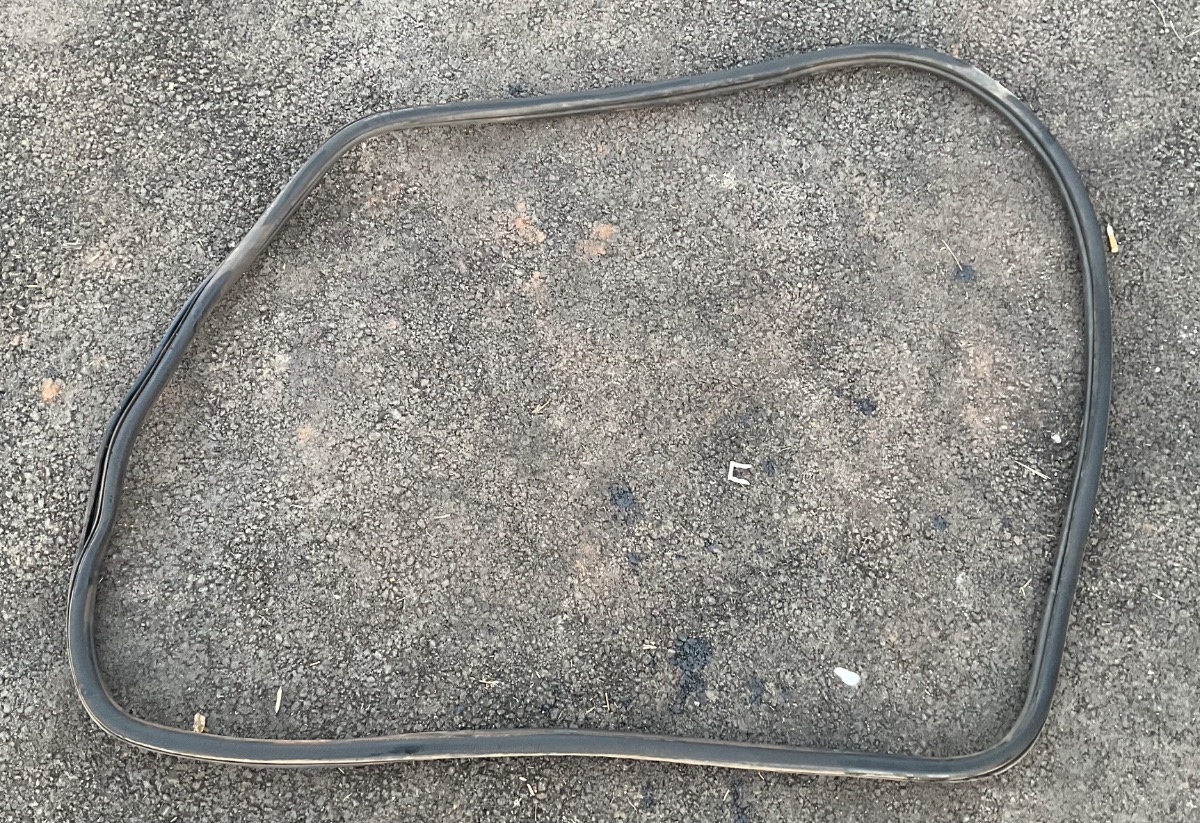 GOLF 7 RIGHT FRONT DOOR RUBBER