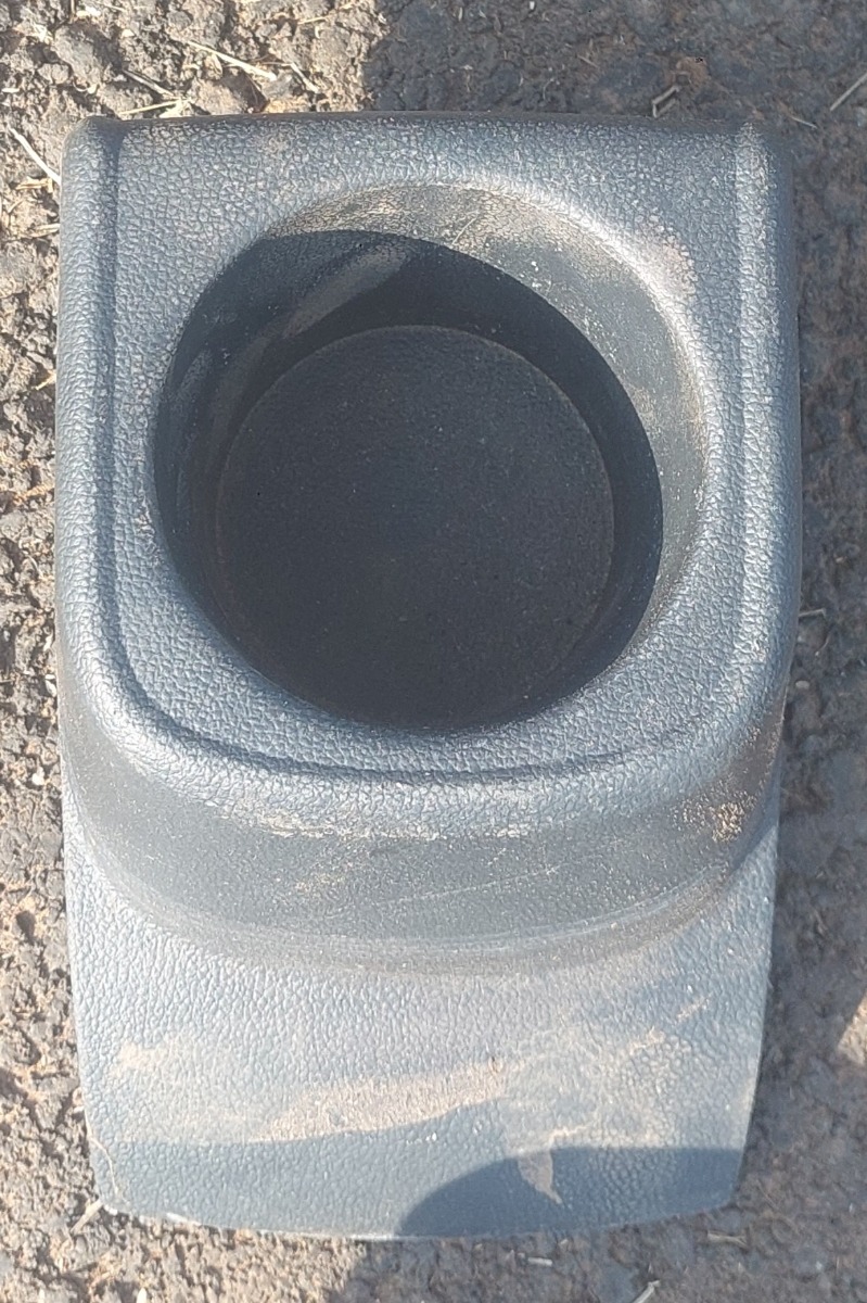 POLO 6/7 REAR CENTRE CUP HOLDER