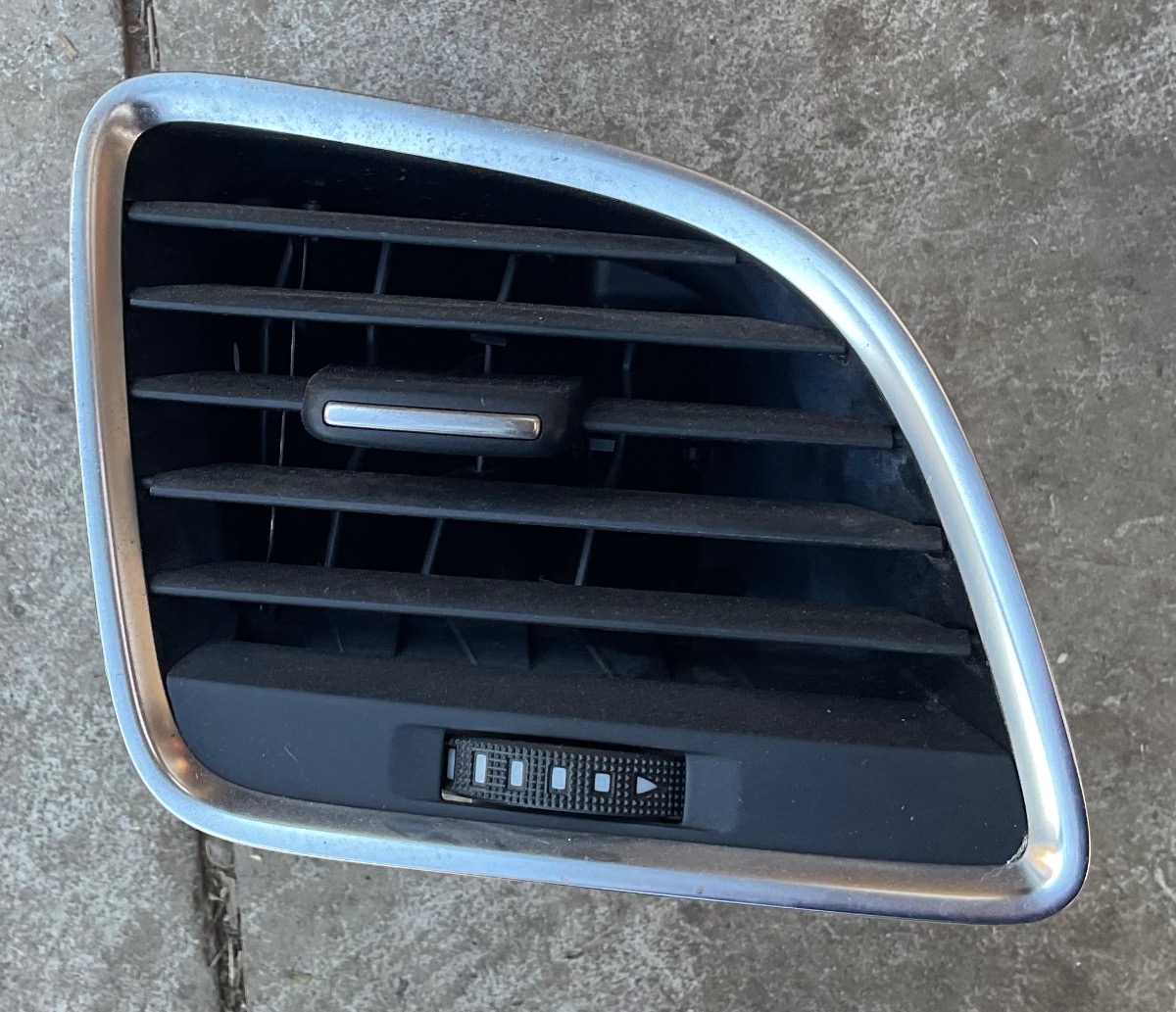 Q3 AIR VENT RIGHT