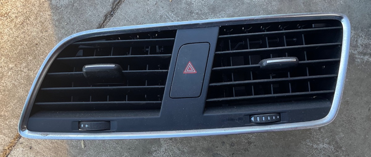 Q3 CENTRE VENT + HAZARD SWITCH
