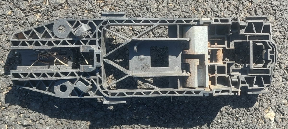 POLO 6/7 RIGHT REAR DOOR MOUNT BRKT