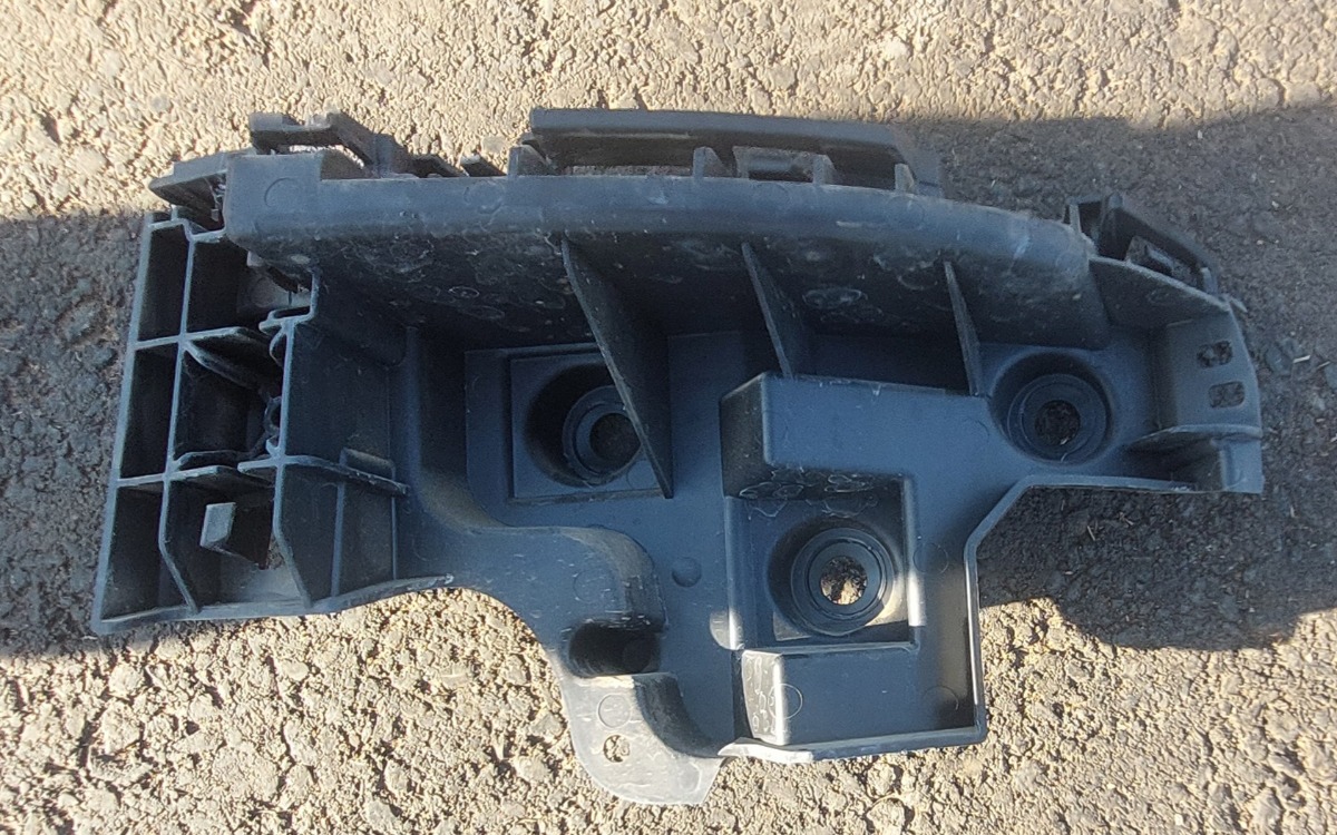 T-CROSS RIGHT REAR BRACKET