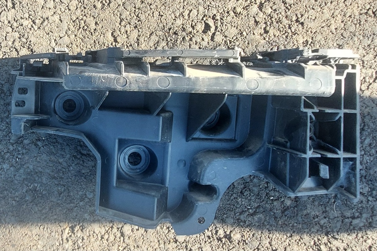 T-CROSS LEFT REAR BRACKET