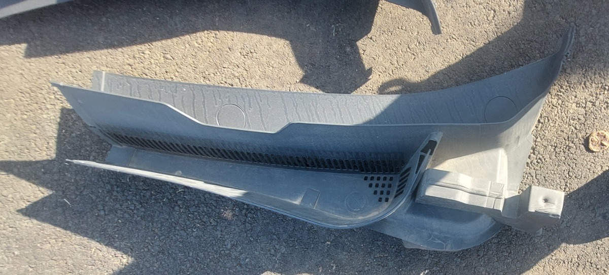 T-CROSS LEFT FRONT WINDCREEN COULING