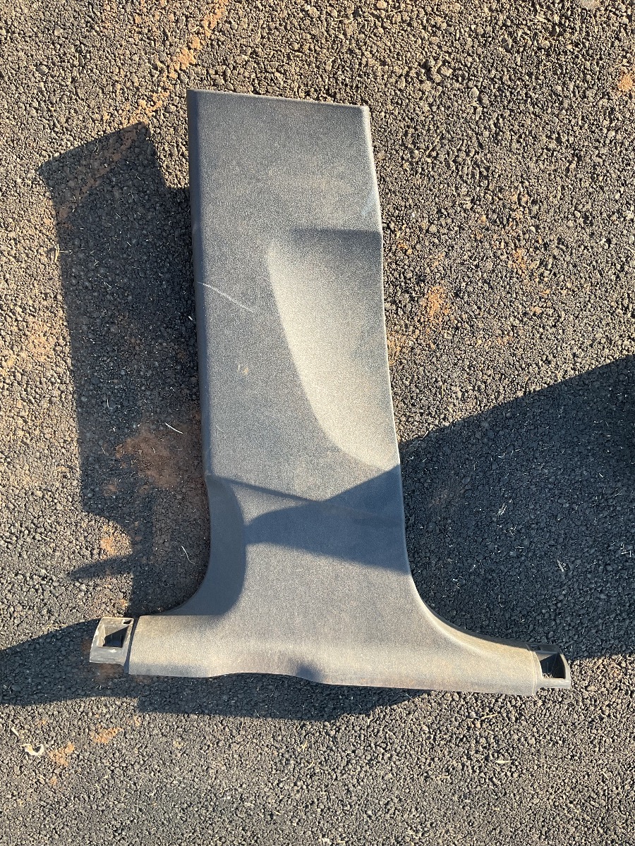 Q3 B-pillar bottom trim