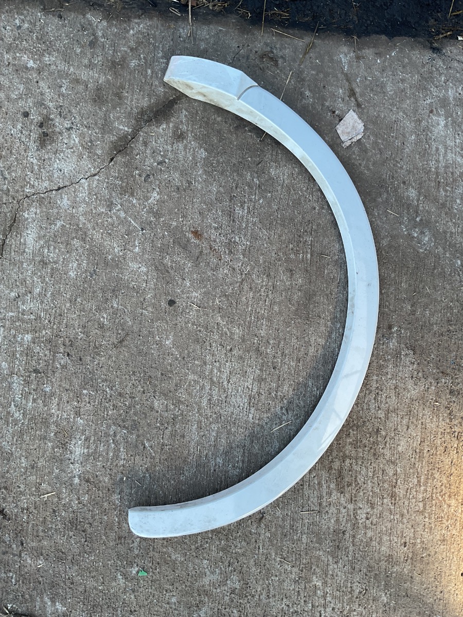 Q3 LEFT REAR FENDER BEADING