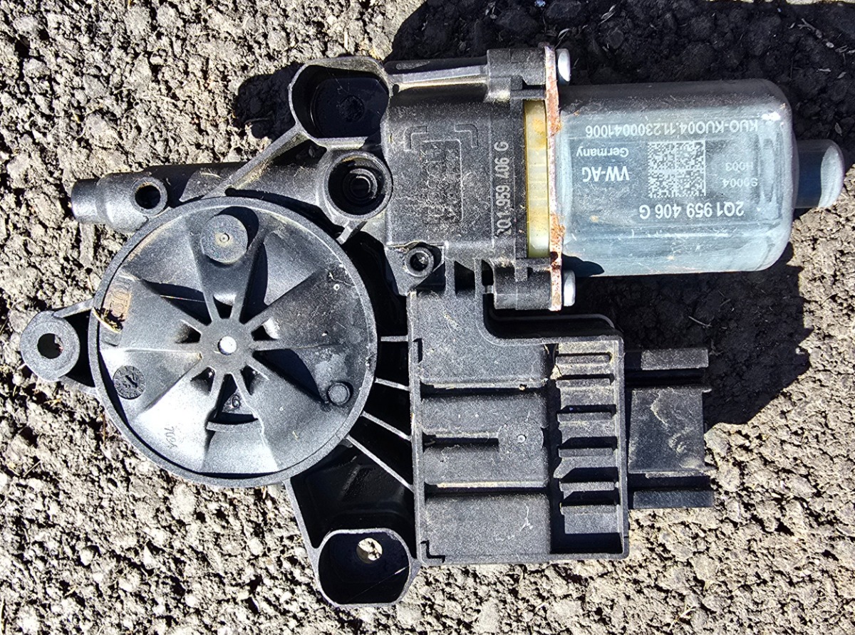 T-CROSS RIGHT FRONT WINDOW MOTOR