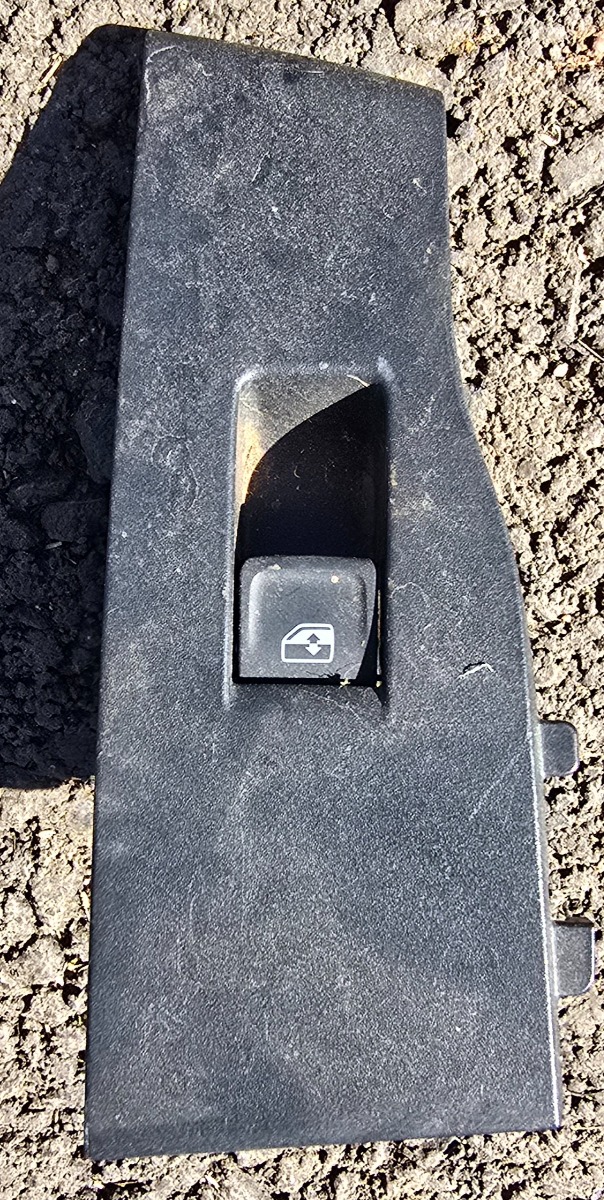 T-CROSS RIGHT REAR WINDOW SWITCH