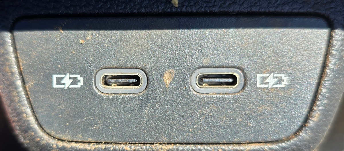 T-CROSS REAR CHARGER PORT