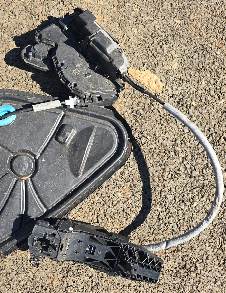 T-CROSS LEFT FRONT DOOR LOCK