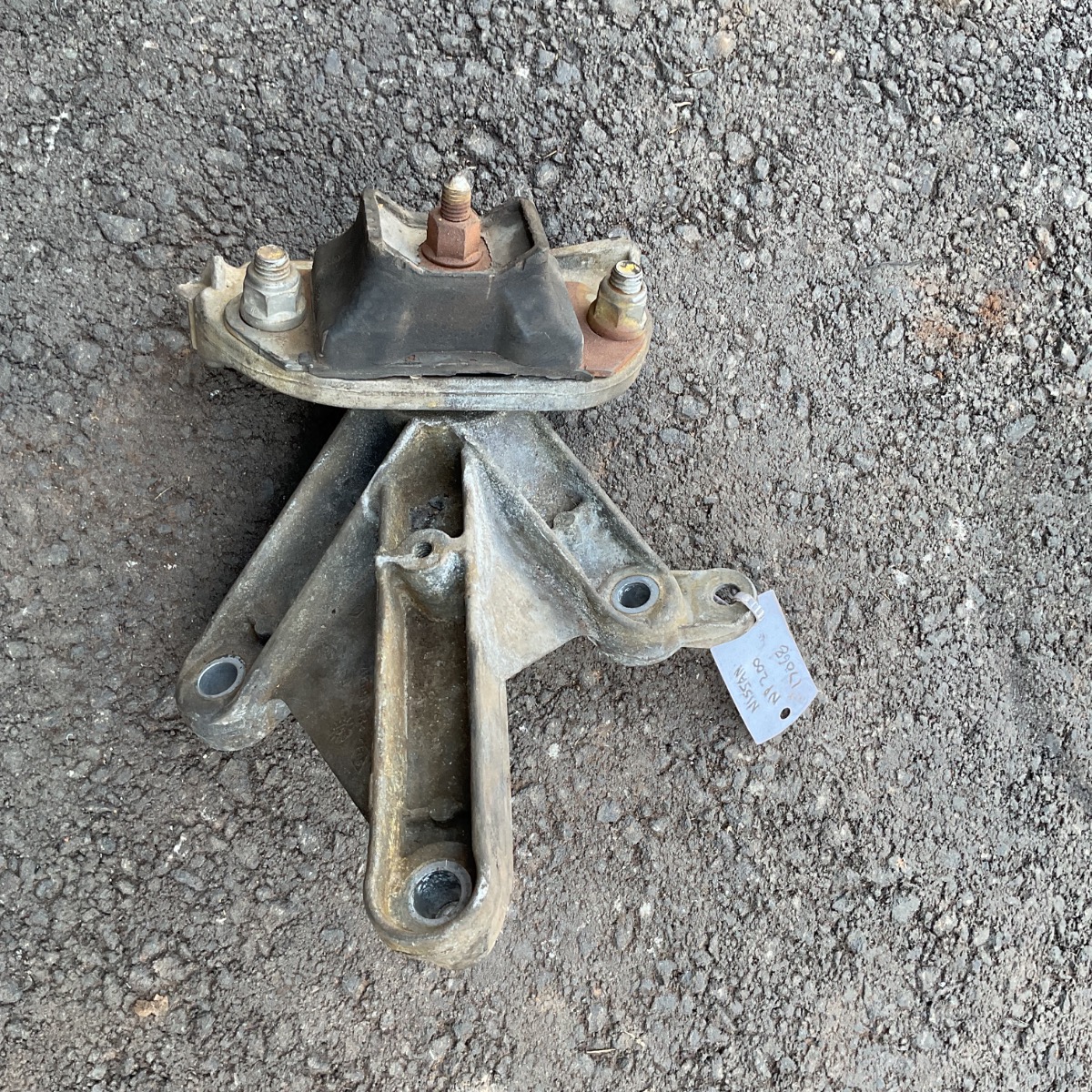 NP200 GEARBOX MOUNTING